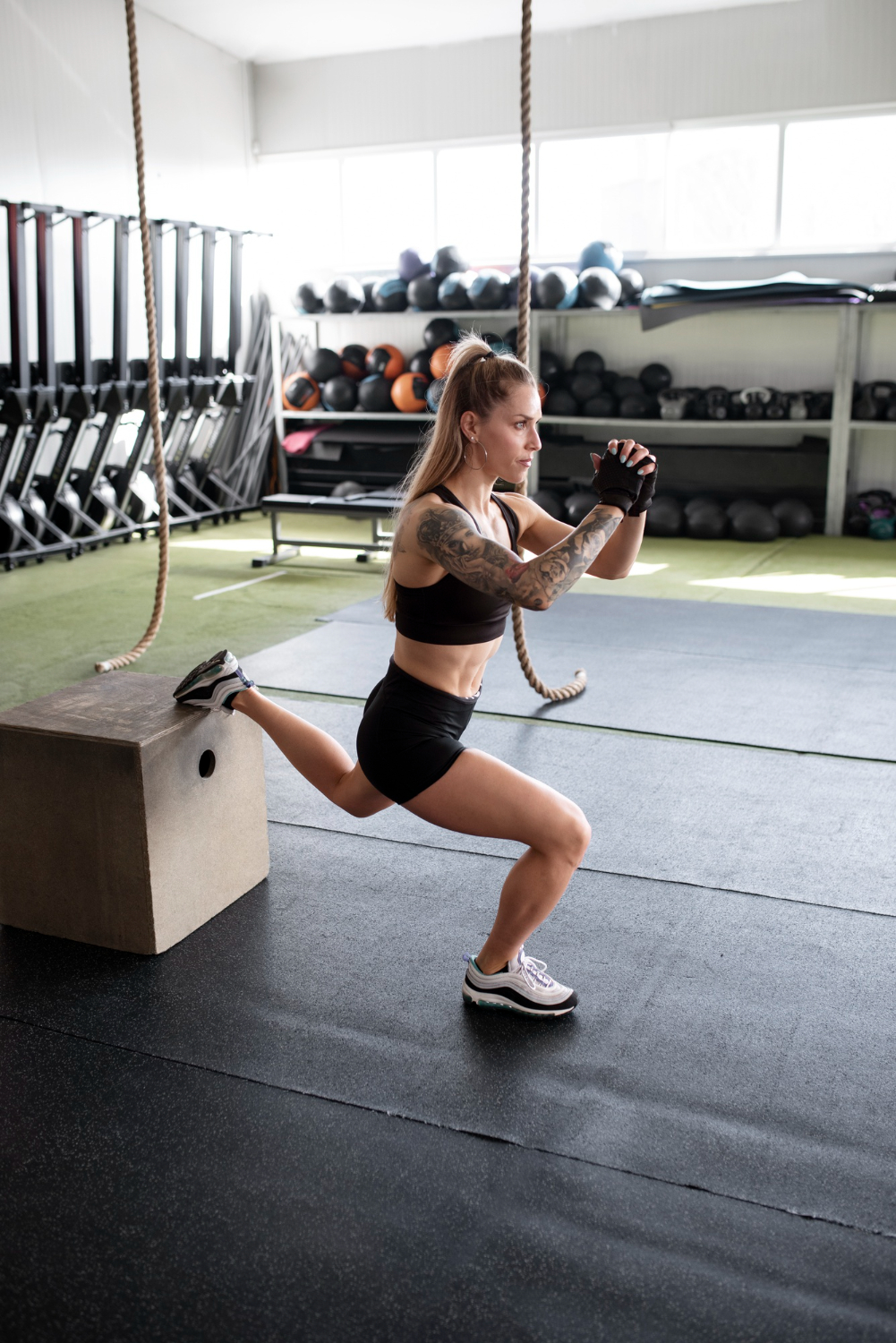 conjunto de treino de tonificação do corpo. mulheres fazendo